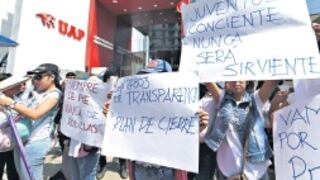 Alumnos de la universidad Alas Peruanas protestaron tras licencia denegada