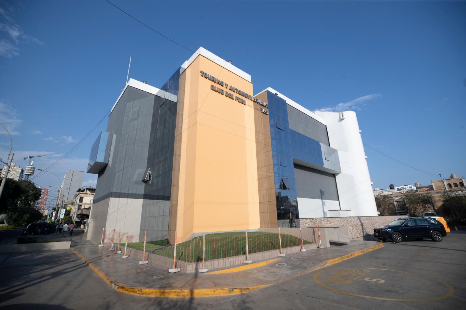 La actual sede administrativa del Touring automóvil club se ubica en el distrito de lince.