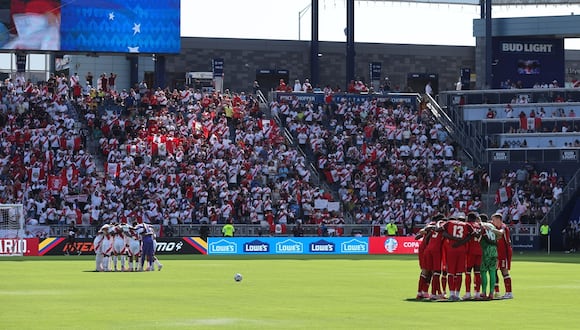 Kansas City (United States), 25/06/2024.- The Peru national football team (L) and Canada's national football team (R) huddle before the start of the CONMEBOL Copa America 2024 group A match between Peru and Canada, in Kansas City, Kansas, USA, 25 June 2024. EFE/EPA/WILLIAM PURNELL

