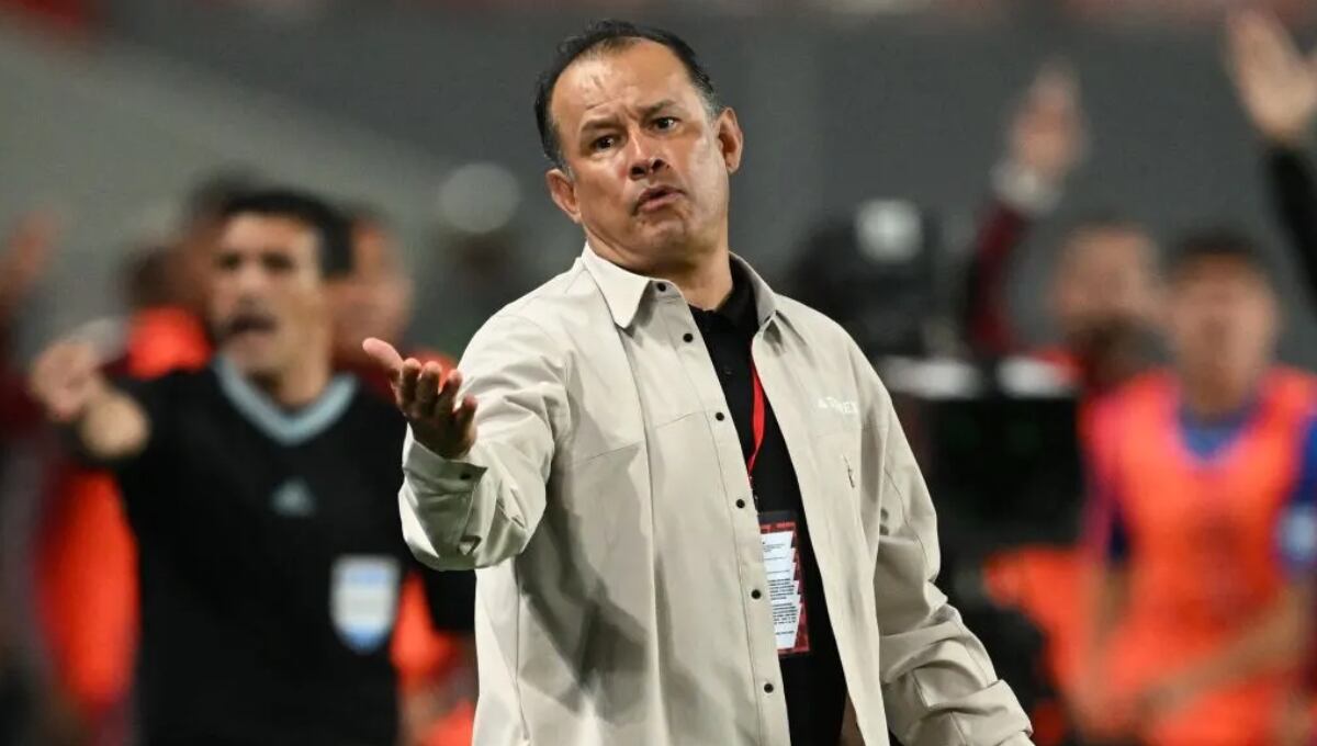 Tras semanas de negociación Juan Reynoso y la FPF llegaron a un acuerdo para finalizar el contrato que los vinculaba hasta 2025. (Foto: AFP)