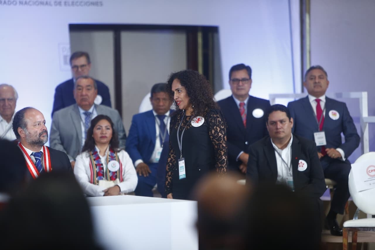 Horas antes, en El Comercio, Rosario Fernández, defendió a su hermano y parte de su plancha presidencial, el exalcalde de Trujillo Arturo Fernández, actualmente preso por difamación, y aseguró que la sentencia en su contra no tiene argumentos. (Foto: Mario Zapata/ GEC)
