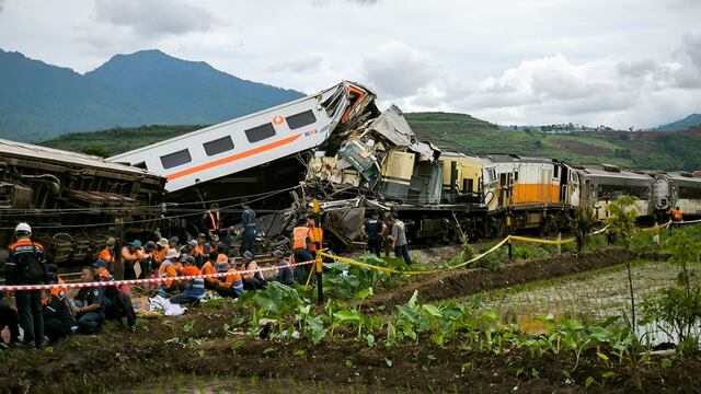 Al menos tres muertos y 28 heridos al colisionar dos trenes en el oeste de Indonesia