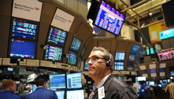 A trader works on the floor just before the closing bell on August 24, 2010 at the New York Stock Exchange, as the Dow Jones Industrial Average closed down 133.96 points. Existing US home sales plunged 27.2 percent in July to levels unseen in more than a decade, an industry group said, casting further doubt on the viability of the economic recovery.        AFP PHOTO/Stan Honda (Photo by STAN HONDA / AFP)