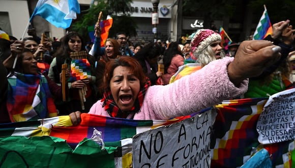 Manifestantes protestan frente al Consejo Provincial de Jujuy en Buenos Aires, Argentina, el 20 de junio de 2023, contra el gobernador de Jujuy, Gerardo Morales, quien promueve una reforma constitucional provincial. (Foto de Luis ROBAYO / AFP)
