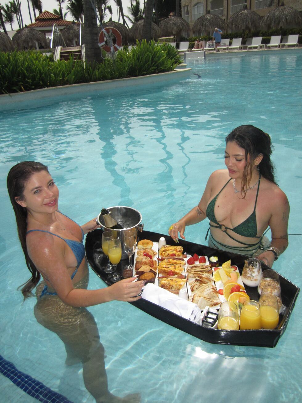 Flavia y Kiara Laos disfrutando de un desayuno flotante en el agua, comenzando el día de la mejor manera posible en un entorno de lujo y relajación.