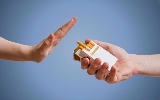 Al prohibir la publicidad en lugares accesibles a menores, se espera una disminución del consumo, especialmente entre los jóvenes.