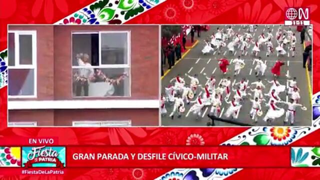 Captan a adulta mayor bailando marinera en su balcón durante el Desfile Militar | VIDEO