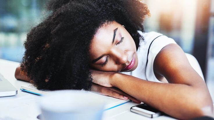 Tener demasiado sueño puede ser un signo de alerta (Foto: Getty)