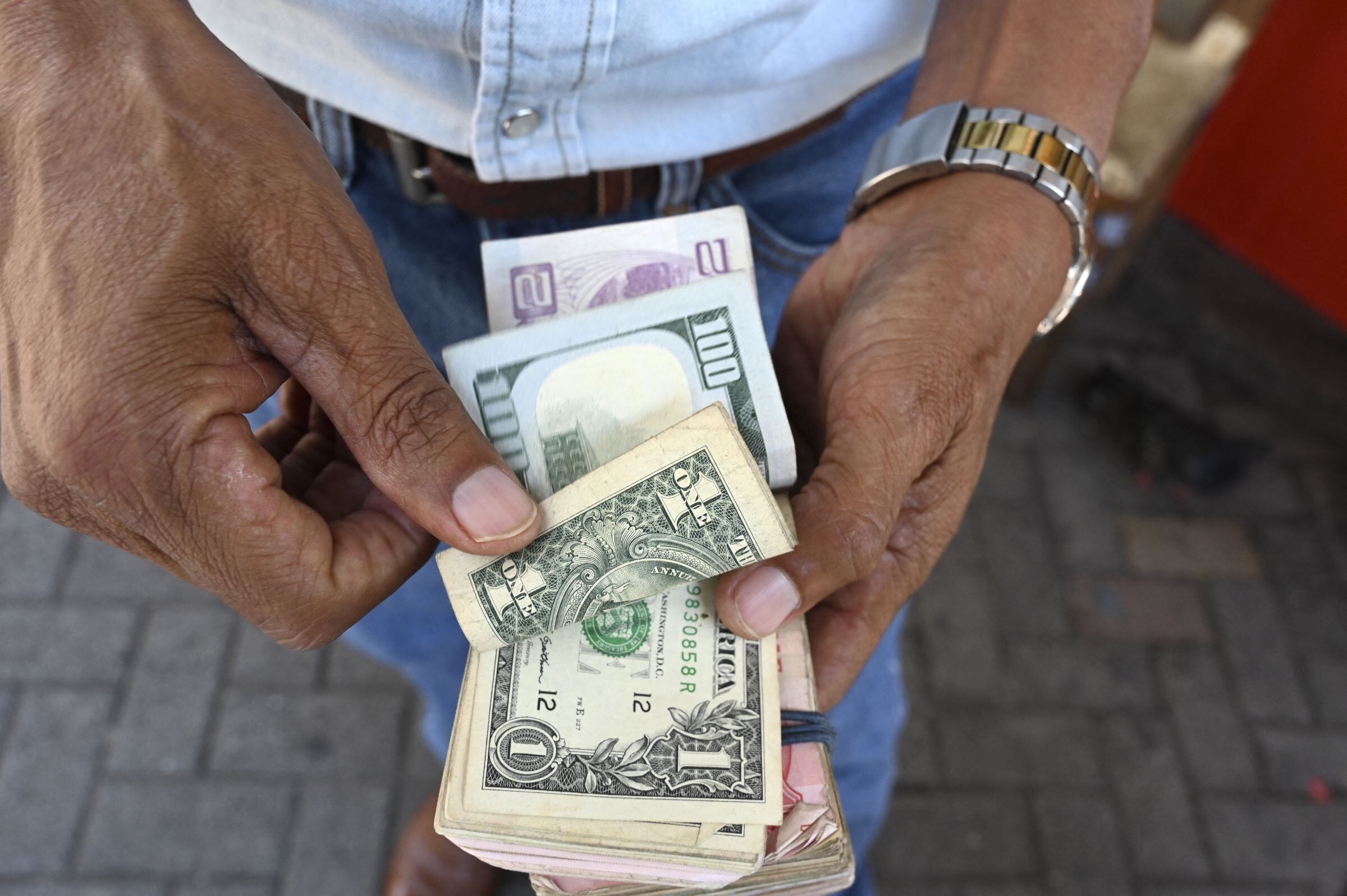 México es el país que recibe el 10% del total de las remesas que se envían desde Estados Unidos (Foto: AFP)
