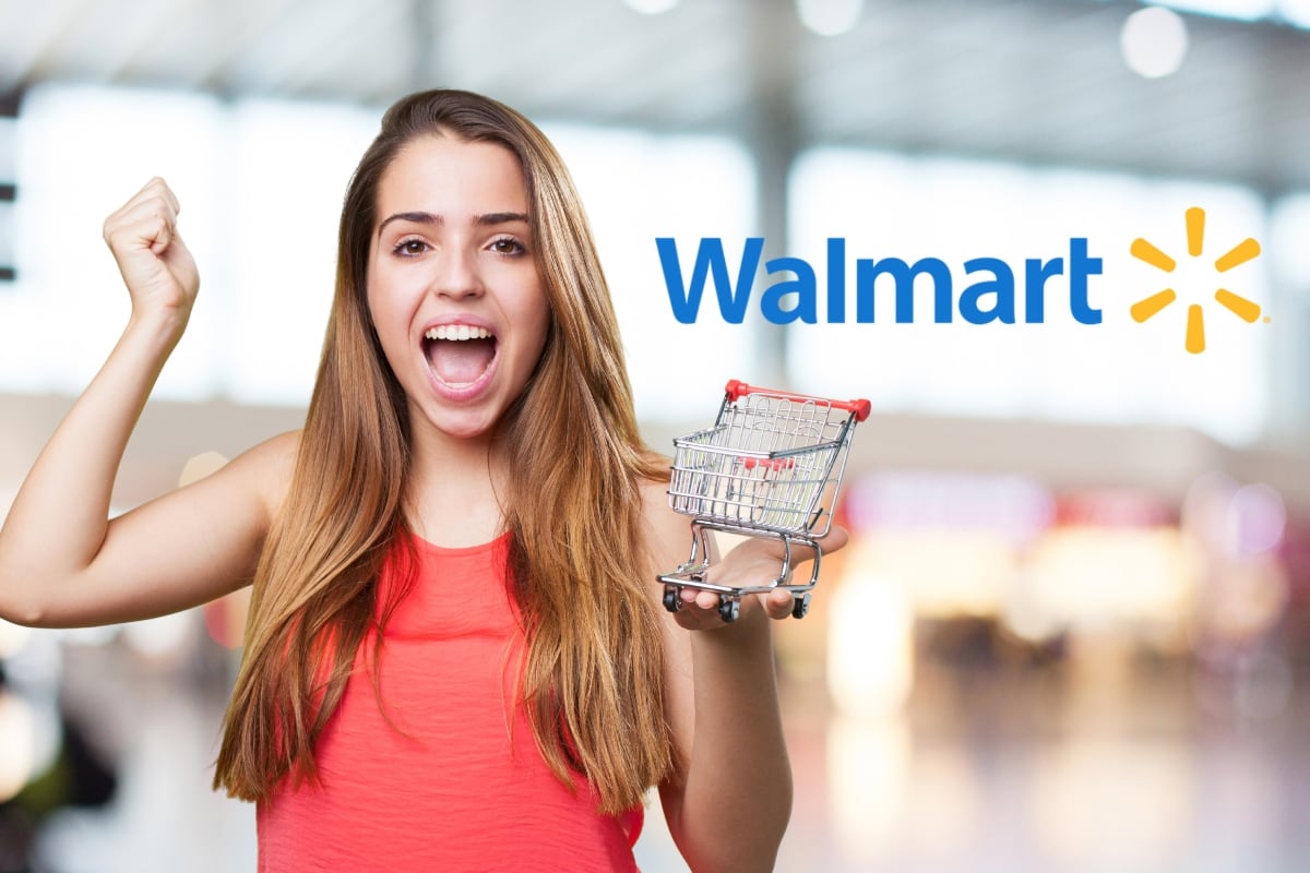 Una mujer con expresión ganadora con un coche de supermercado en miniatura. (Foto: Freepik)