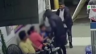 Ate: delincuentes encañonan a madre e hijo durante asalto a una ortopedia | VIDEO