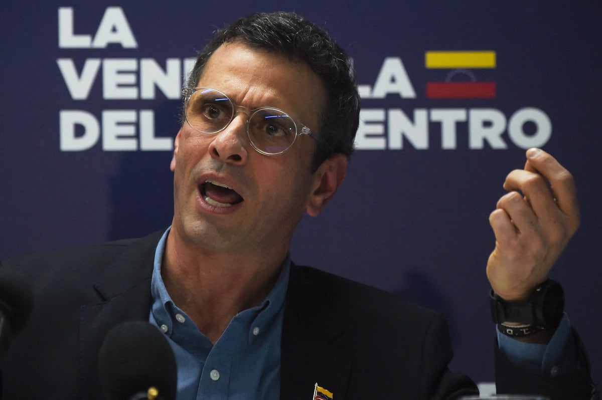 El líder opositor venezolano Henrique Capriles habla durante una conferencia de prensa en Caracas el 13 de marzo de 2023. (Foto de Miguel ZAMBRANO / AFP)