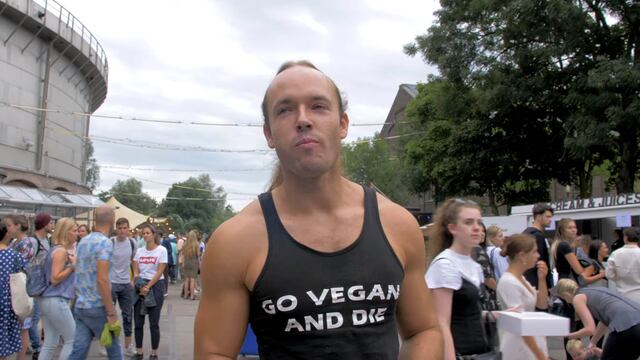 Facebook: comió carne cruda en evento vegano a modo de protesta [VIDEO]