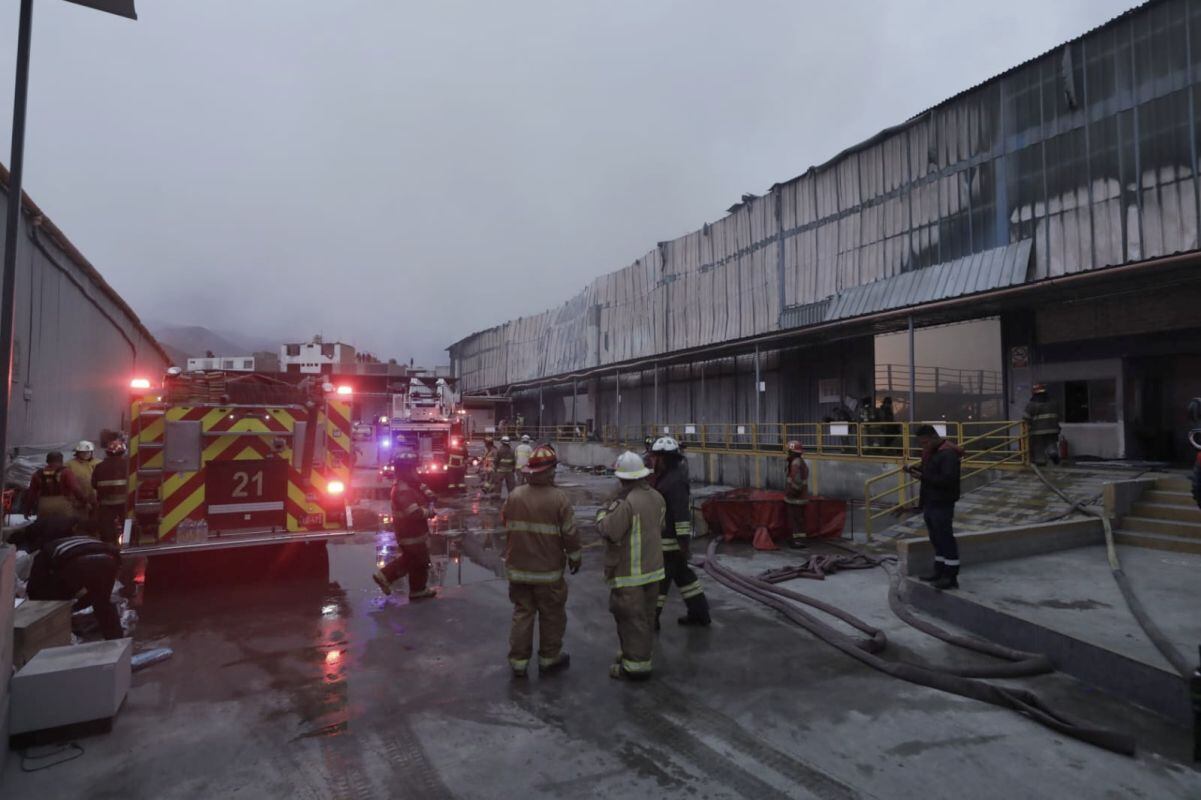 Un incendio de importantes proporciones (código 3) se registró en una fábrica de jeans ubicada en San Juan de Lurigancho. Más de 20 unidades de bomberos trabajan en el lugar (Foto: Fotos: Julio Reaño/@Photo.gec)