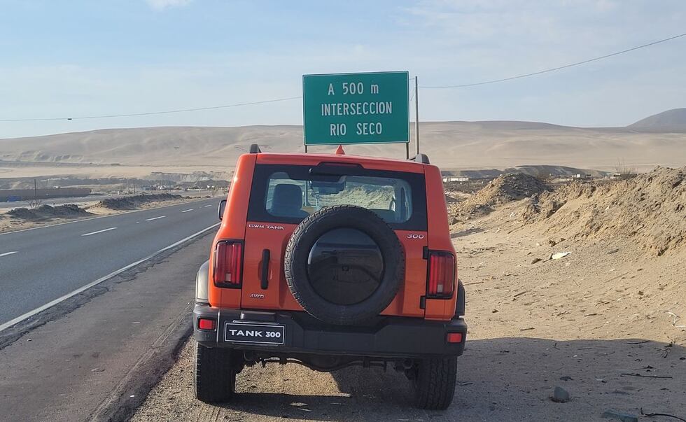 En el portón trasero lleva la rueda de repuesto de tamaño temporal. (Foto: Fernando Roca)