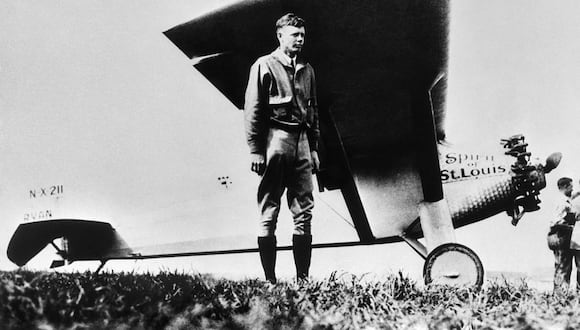El aviador estadounidense Charles Lindbergh posa delante de su monoplano Spirit of St-Louis en París-Le Bourget, el 21 de mayo de 1927. (Foto de AFP)
