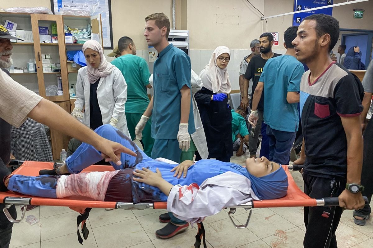 Los palestinos transportan a un médico herido en los ataques israelíes contra el hospital Nasser en Khan Yunis, en el sur de la Franja de Gaza, el 25 de agosto de 2025. Foto: AFP