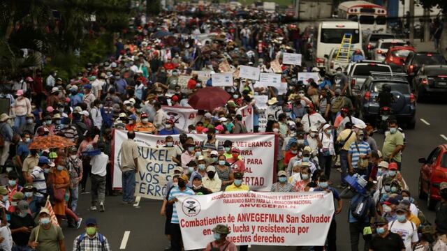 Salvadoreños marchan contra políticas de gobierno de Bukele