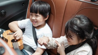 Trucos para evitar que los niños se mareen en el auto