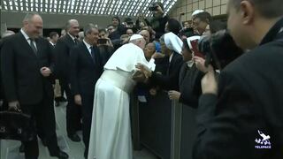 Papa Francisco besa a una monja, solo después de que ella prometiera no morderlo