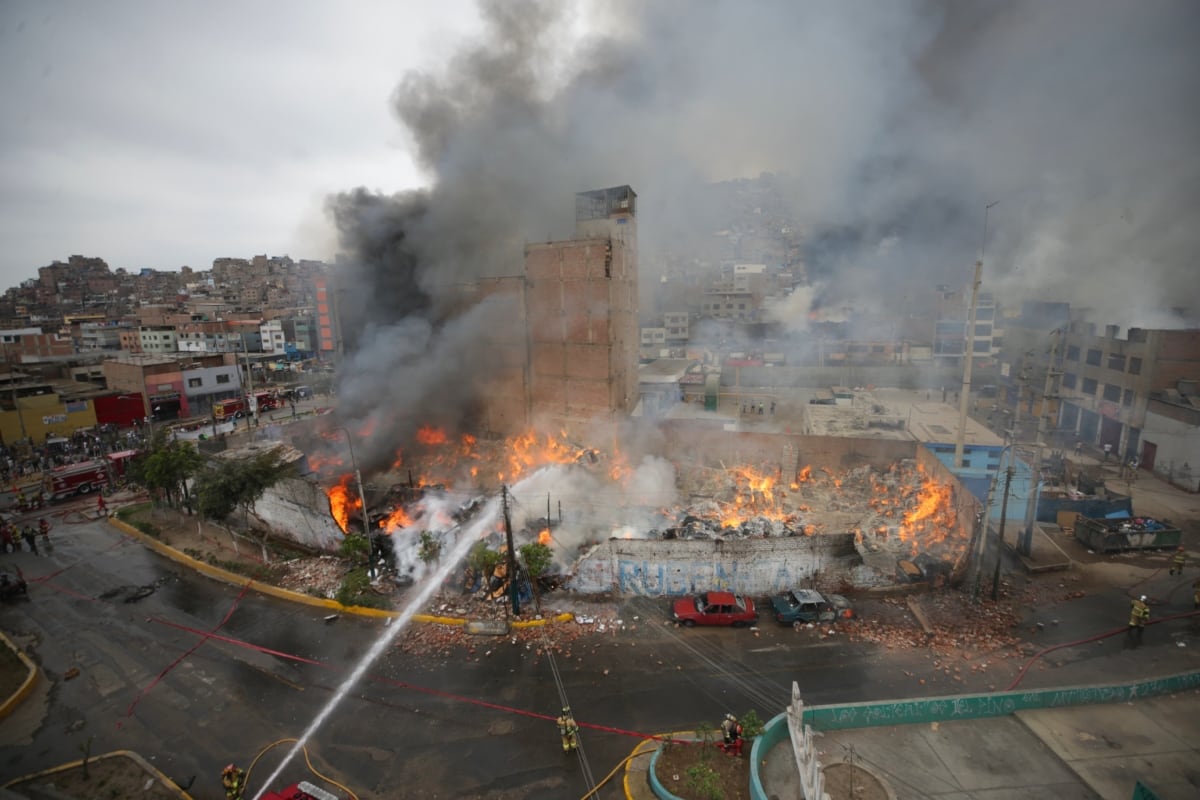 Un incendio fuera de control es atendido por más de 35 unidades de bomberos. (Foto: César Bueno/@photo.gec)