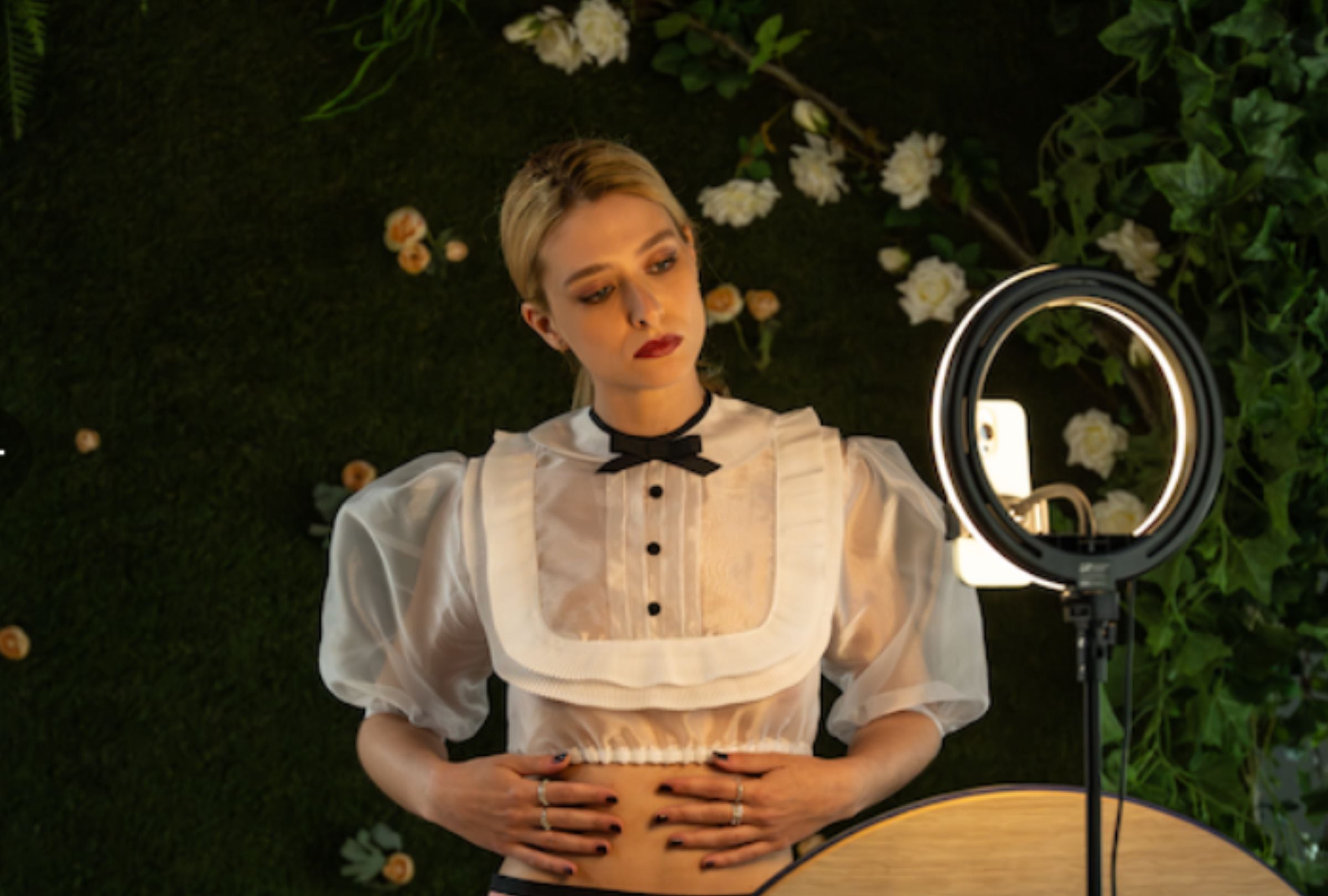 La actriz Dharma Mangia Woods como Giulia Vasari en una escena de la serie "Engaño" (Foto: Netflix)