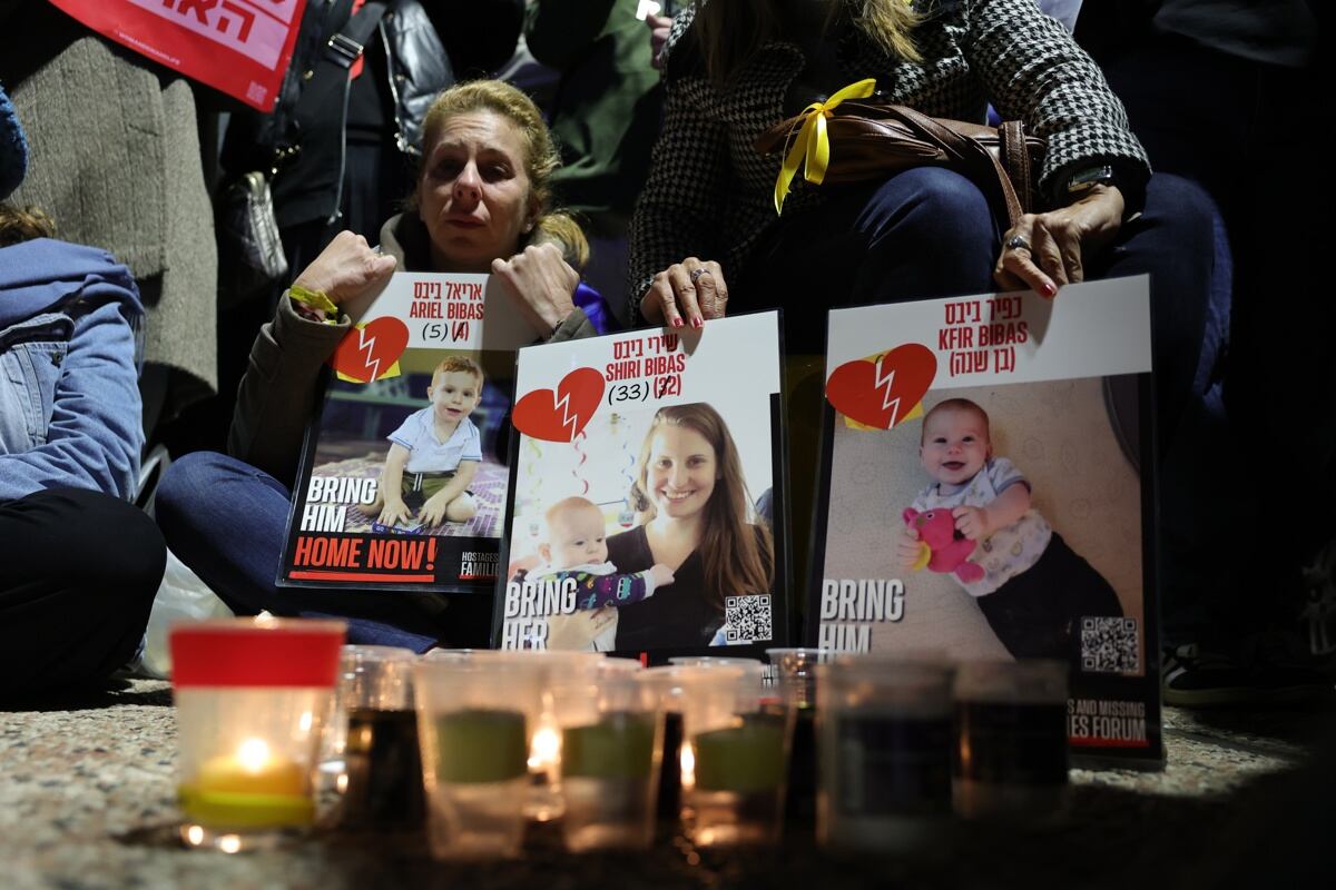 Gente se reúne para encender velas por los miembros de la familia Bibas en la Plaza de los Rehenes, en Tel Aviv, Israel, el 20 de febrero de 2025. (Foto de EFE/EPA/ABIR SULTAN)