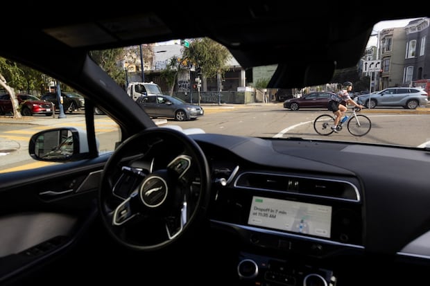 Los vehículos de Waymo se pueden conducir por sí solos. Para so cuentan con varios sensores. (Foto: AFP)