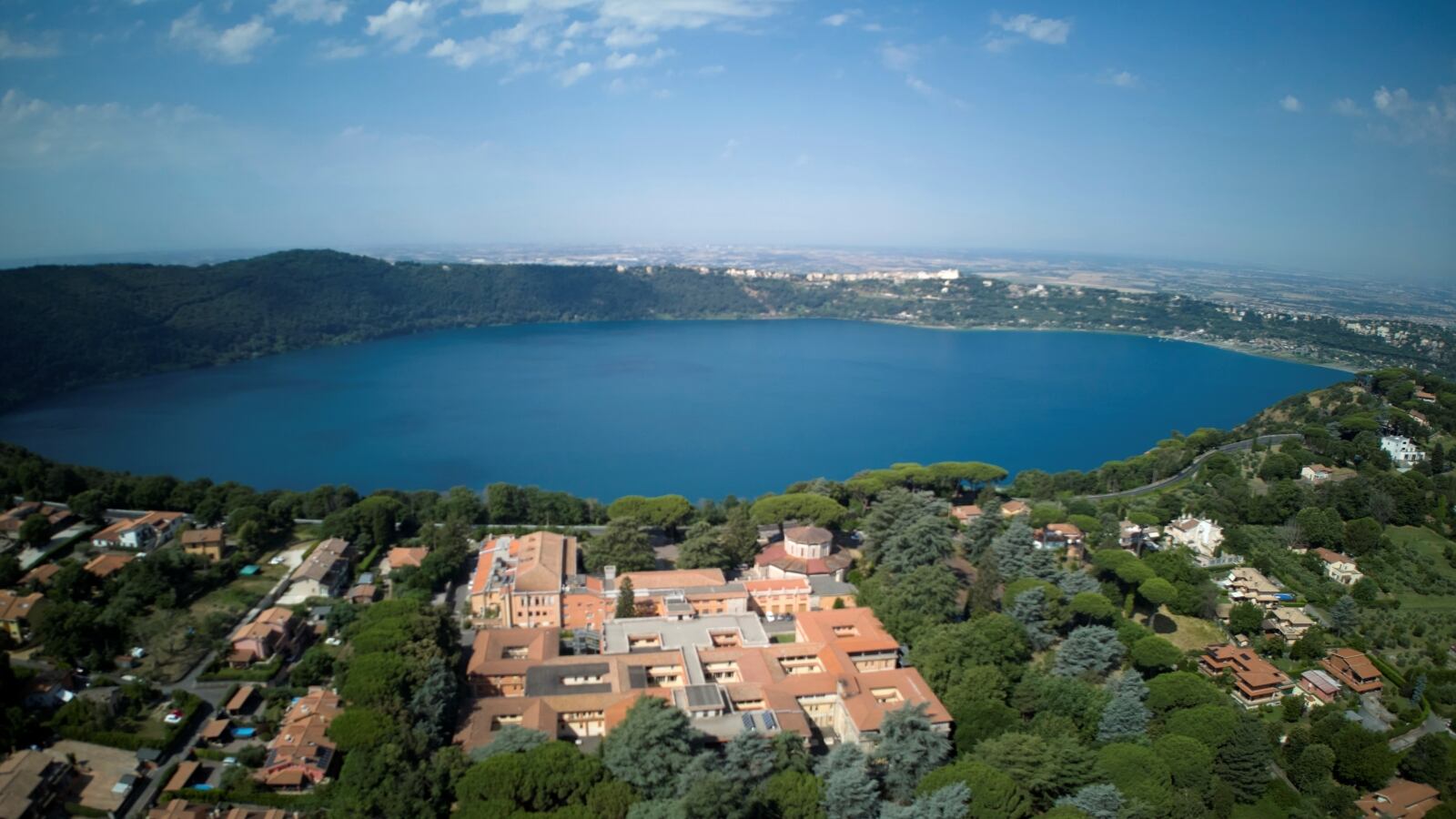 El pueblo de Castel Gandolfo se extiende a orillas del lago Albano, en Lazio.