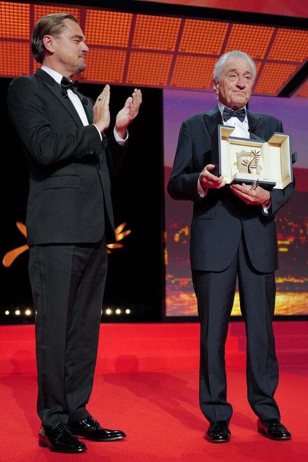 El actor estadounidense Robert De Niro (derecha) recibe la Palma de Oro honorífica de manos del también actor estadounidense Leonardo DiCaprio durante la ceremonia de apertura de la 78ª edición del Festival de Cine de Cannes, en Cannes, en el sur de Francia, el 13 de mayo de 2025.
(Foto de Valery HACHE / AFP)