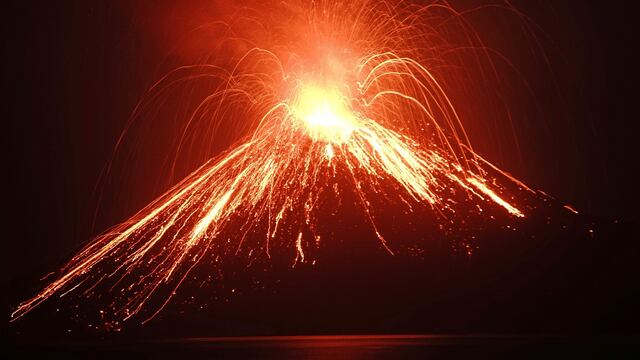El volcán Anak Krakatoa entra "en una nueva fase mortal" tras el tsunami de Indonesia