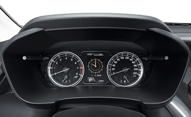 Evolucionó creciendo en tamaño y fuerza. Así, se presenta con 4.345 mm de largo, 1.795 mm de ancho y 1.645 mm de alto.