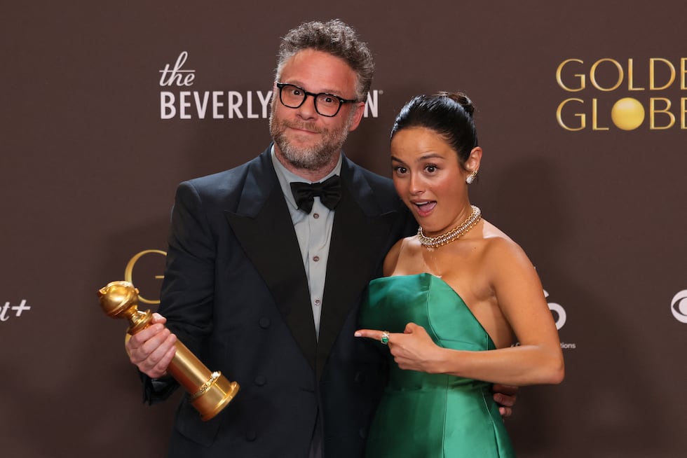 El productor canadiense Seth Rogen (izq.) y la actriz estadounidense Chase Sui Wonders, ganadores del premio a la Mejor Serie de Televisión - Musical o Comedia por "The Studio", posan en la sala de prensa durante la 83.ª edición de los Globos de Oro.