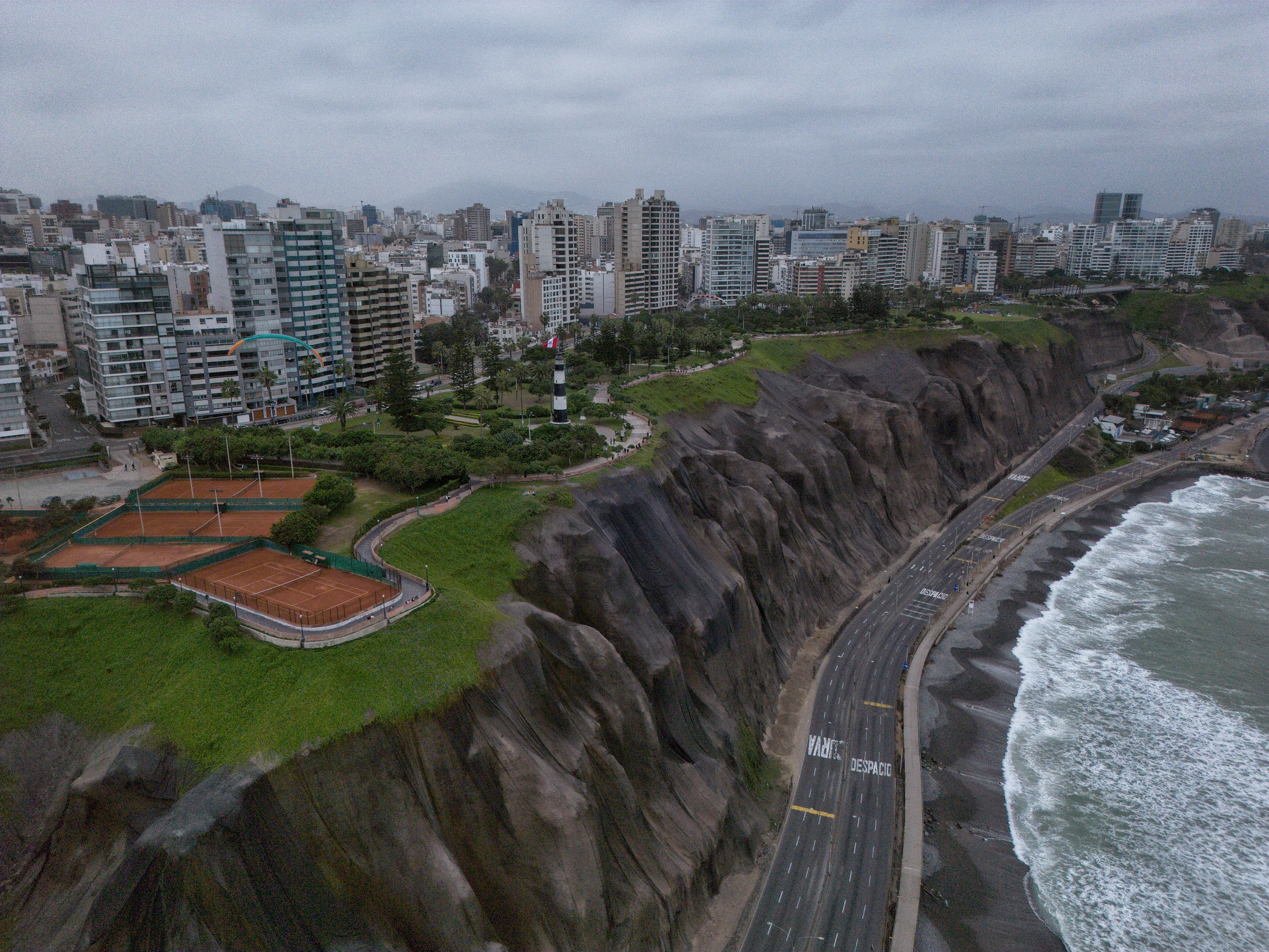 Costa Verde fue cerrada temporalmente tras deslizamientos ocasionados por sismo de 6.1. (Foto: Antonio Melgarejo/ @photo.gec)