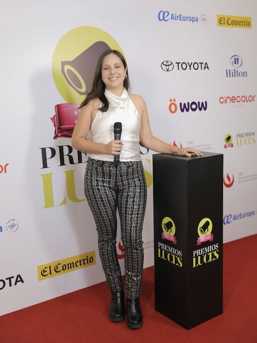 Samanta Alva condujo la alfombra roja de los Premios Luces 2025.