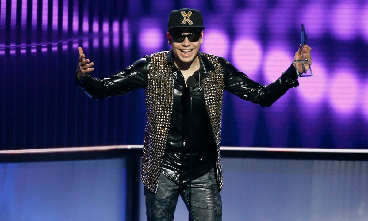 Mejor conocido como Raymix, el joven mexicano ganó el premio a la mejor canción regional mexicana del año por el tema “Oye Mujer” (Foto: AP)