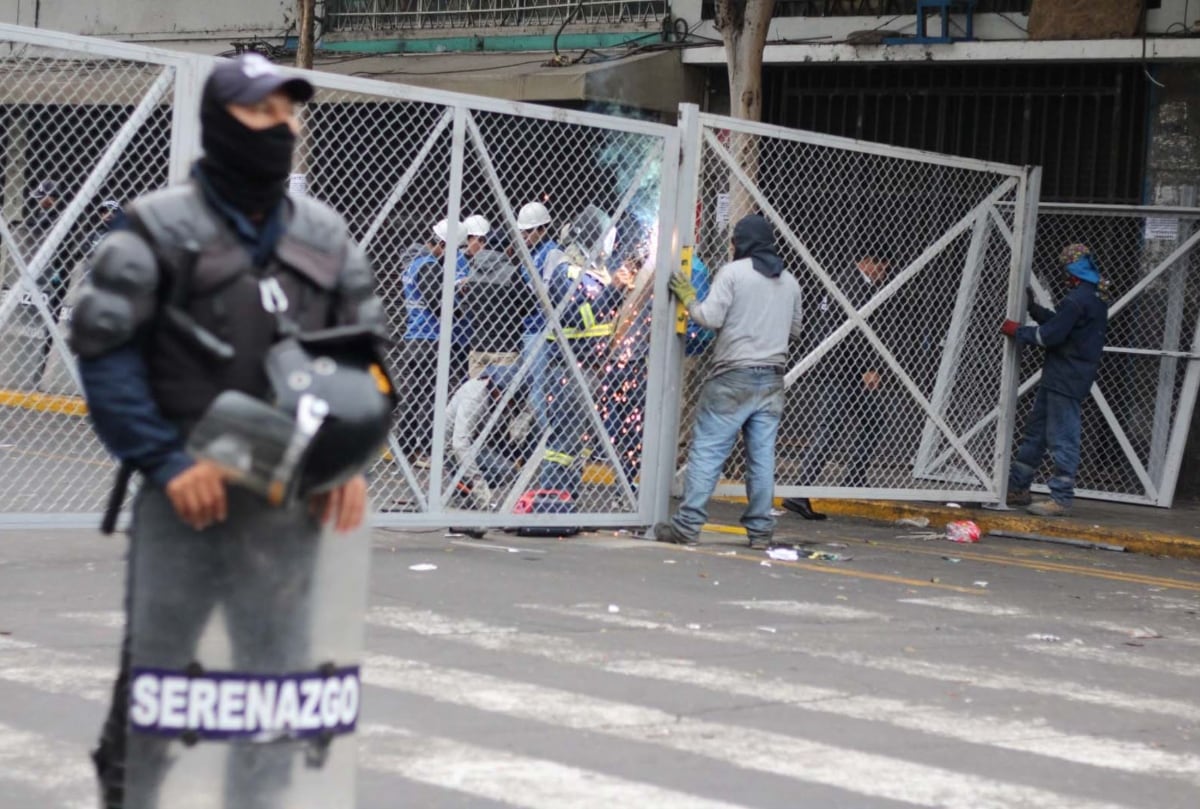 La Municipalidad de Lima ha colocado rejas en las principales entradas del Mercado Central y Mesa Redonda. (Foto: Andina)