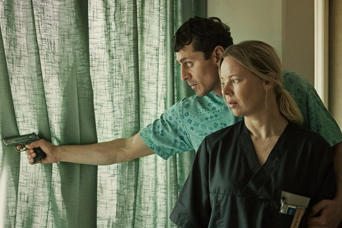 Artan amenazando a su exesposa Louise en la película sueca "Un día y medio" (Foto: Netflix)