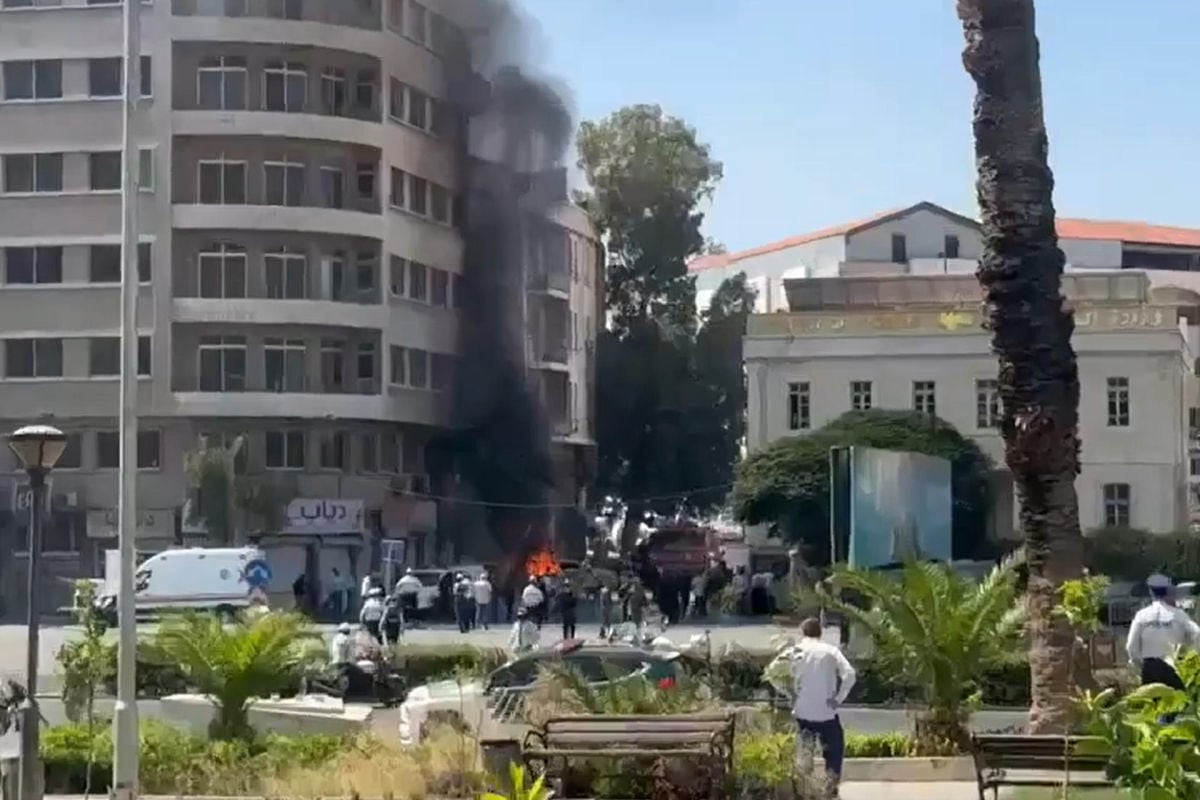 Al menos 18 personas, entre ellas cuatro agentes de policía, resultaron heridas este martes en dos explosiones registradas cerca del Ministerio de Turismo, en el centro de Damasco, coincidiendo con la visita oficial del presidente francés, Emmanuel Macron, a la capital siria.EFE/IRNA