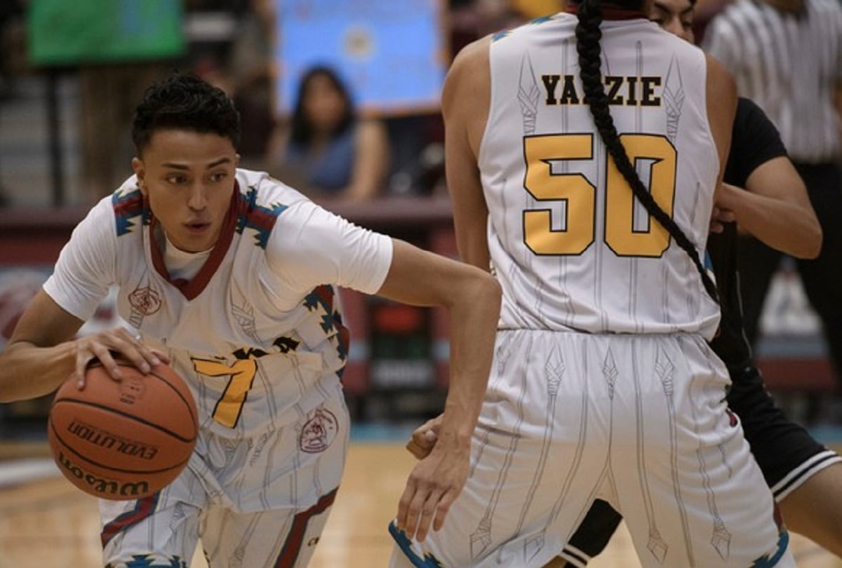 Jimmy Holiday (Kauchani Bratt) consigue la victoria para los Chuska Warriors en el drama deportivo "Rez Ball" (Foto: Netflix)