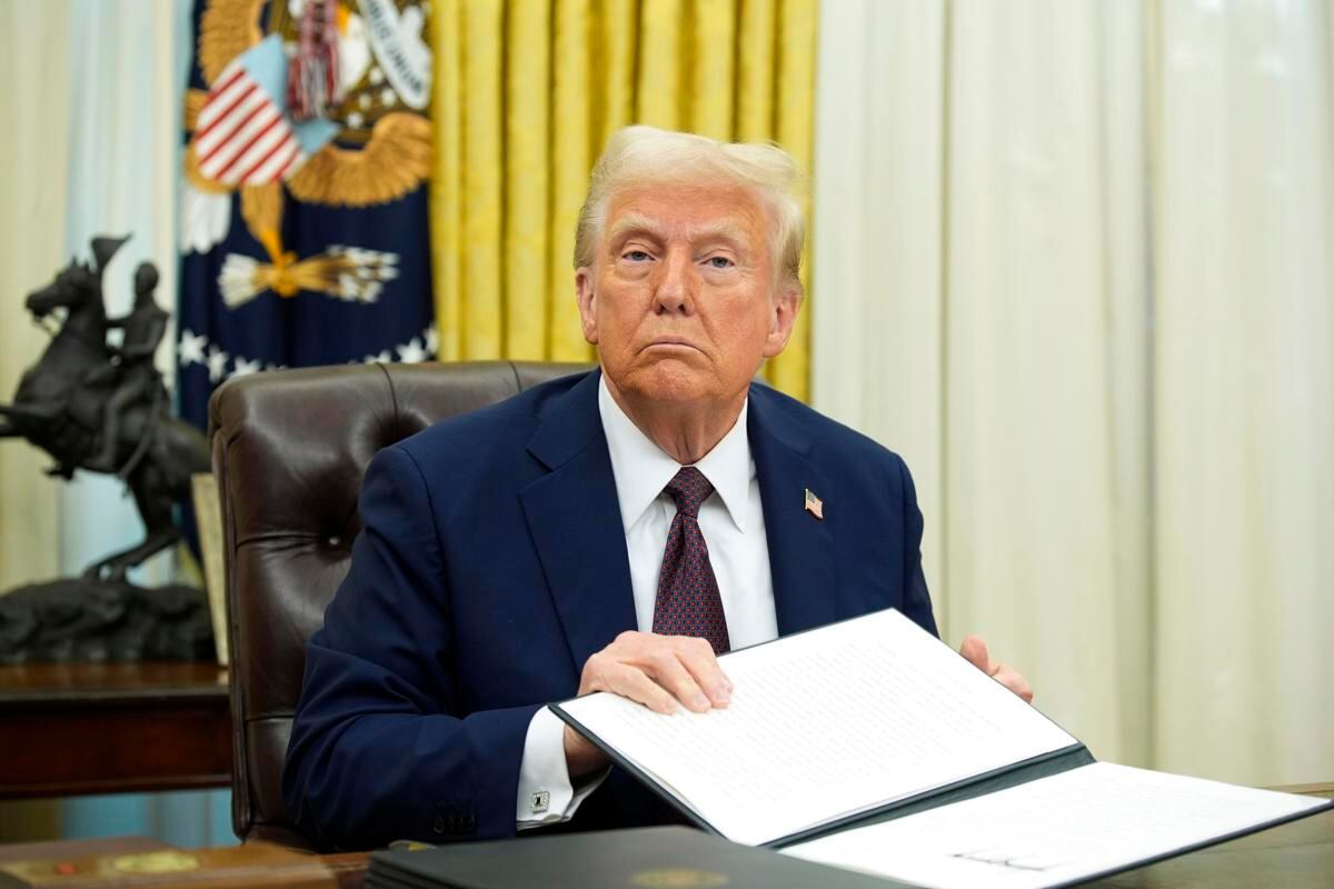 El presidente de Estados Unidos, Donald Trump, firma órdenes ejecutivas en la Oficina Oval de la Casa Blanca en Washington, DC, EE.UU., el 23 de enero de 2025. (Foto de EFE/EPA/YURI GRIPAS)