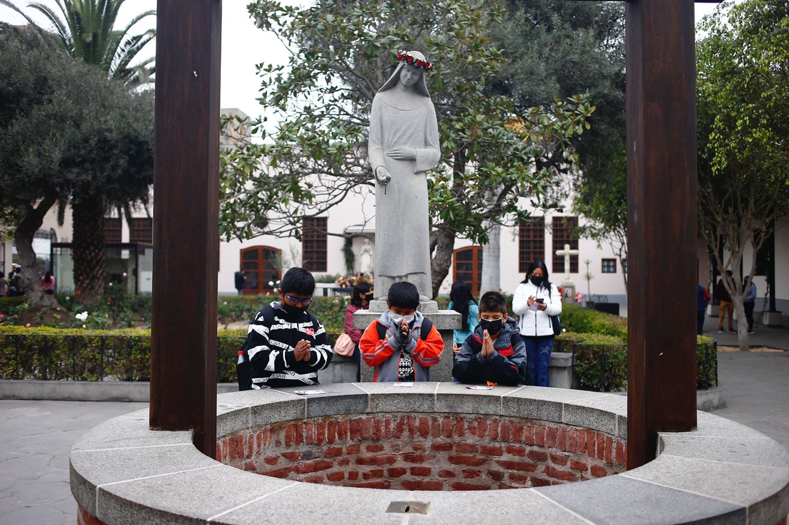 En el pozo de Santa Rosa de Lima acuden miles de fieles cada 30 de agosto para venerarla. Fotos: Hugo Curotto @photo.gec