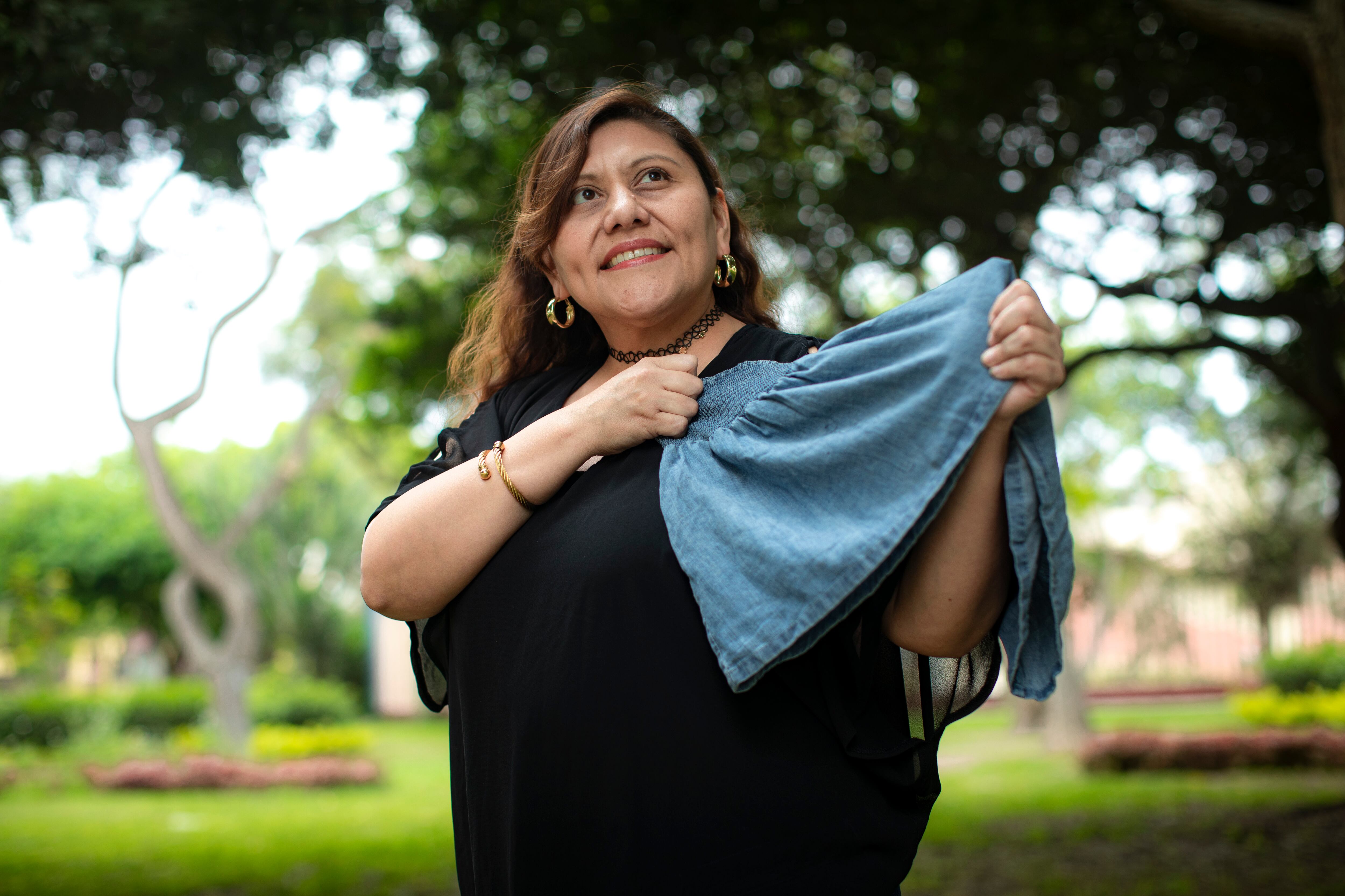 Encontramos a Evelyn, 13 años después, para que pose con la falda autografiada por Paul Mccartney. (Créditos: Joel Alonzo GEC).