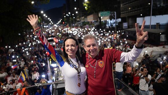 El candidato presidencial venezolano Edmundo González y la líder opositora María Corina Machado asisten a un mitin de campaña en Caracas, el 4 de julio de 2024. (Foto de Gabriela ORAA / AFP)