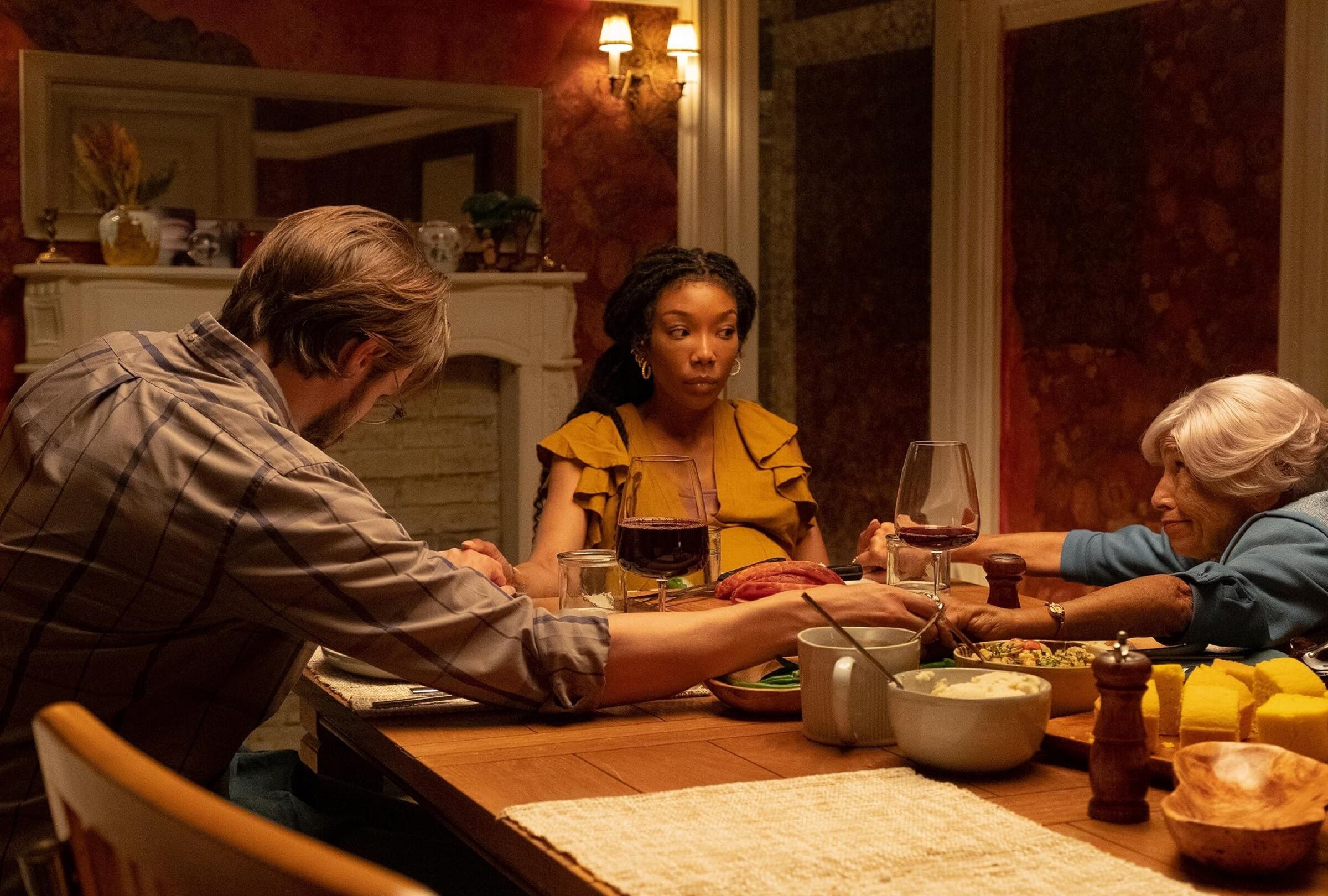 Andrew Burnap como Norman, Brandy Norwood como Belinda y Kathryn Hunter como Solange en la película de terror psicológico "The Front Room" (Foto: A24)