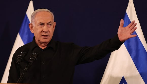 El primer ministro israelí, Benjamin Netanyahu, habla durante una conferencia de prensa en la base militar de Kirya en Tel Aviv el 28 de octubre de 2023. (Foto de Abir SULTAN / POOL / AFP)