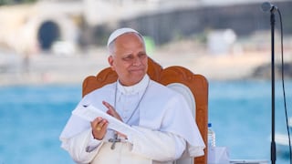 El papa León XIV almuerza con pobres y migrantes durante sus vacaciones en Castel Gandolfo