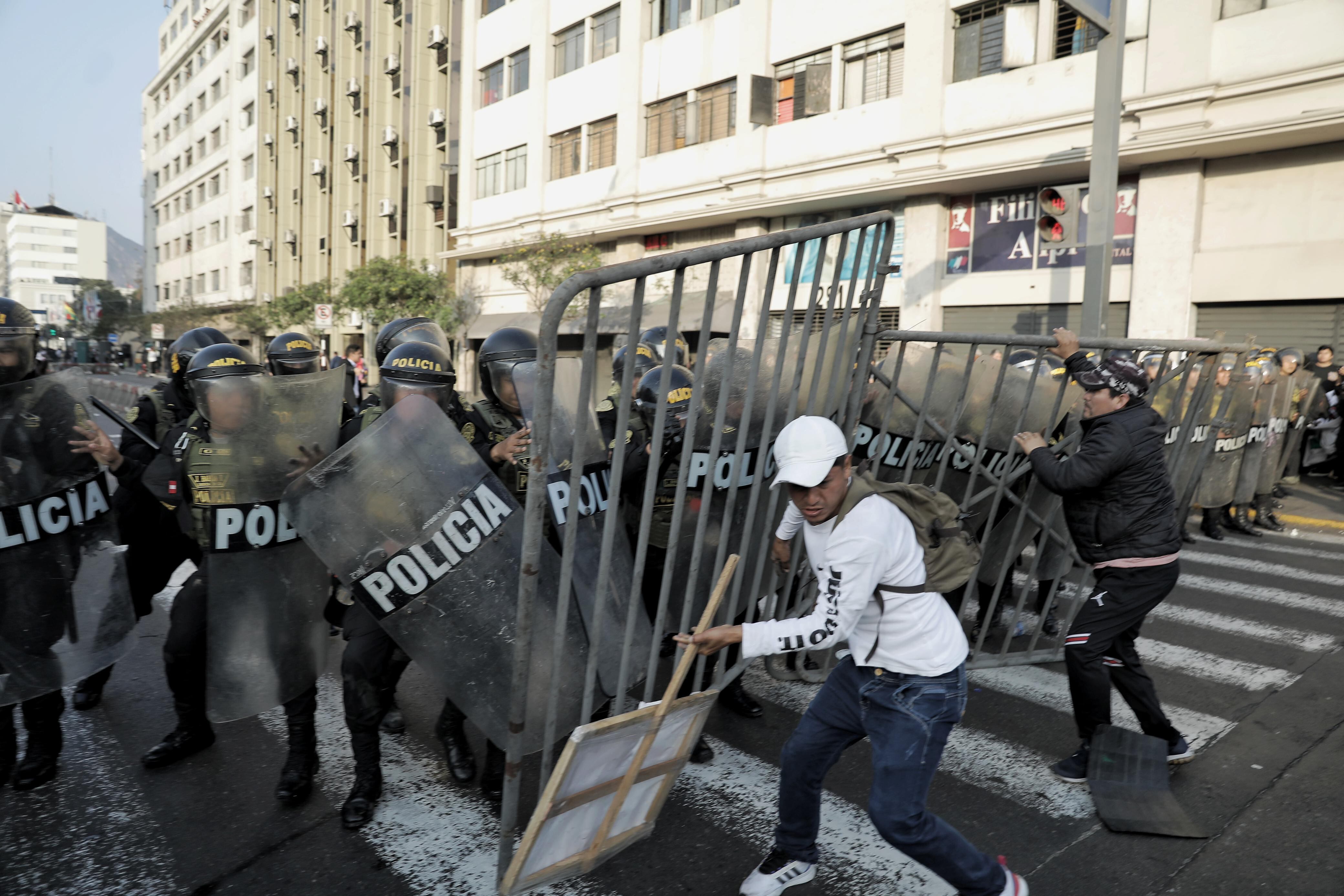 Los transportistas intentaron romper el cerco policial para llegar al Congreso de la República. (Foto: Joel Alonzo / @photo.gec)