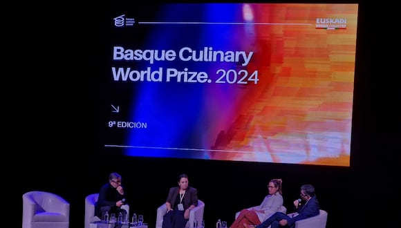 De izquierda a derecha: Joan Roca, Narda Lepes, Pía León y el director del Basque Culinary Center, Joxe Mari Aizega. (Foto: El Comercio)