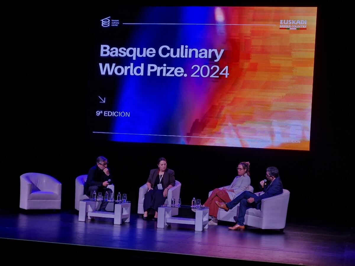 De izquierda a derecha: Joan Roca, Narda Lepes, Pía León y el director del Basque Culinary Center, Joxe Mari Aizega. (Foto: El Comercio)